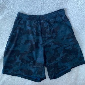 Lululemon Mens Linerless Pace Breaker Shorts Size Medium Blue / Black Camo 7”